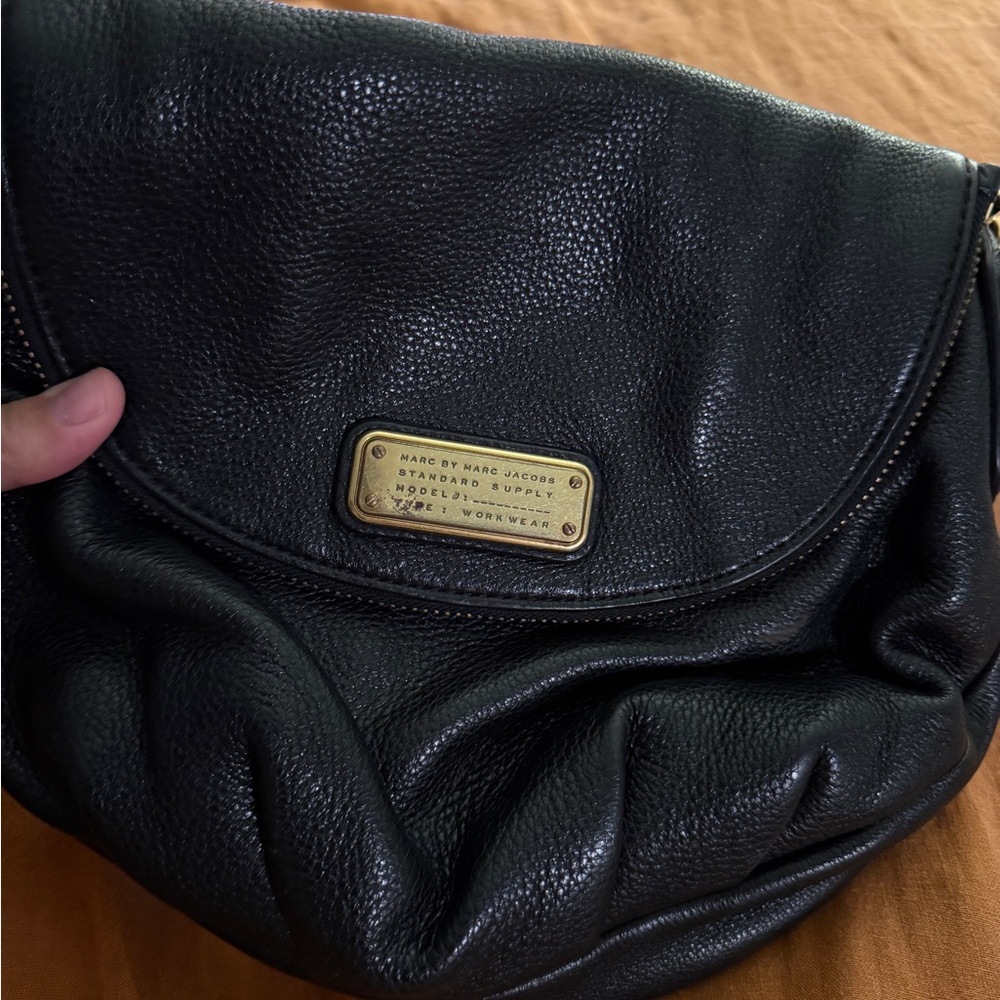 Marc Jacobs Black Pebbled Leather Crossbody with Gold Plaque - Picture 2 of 4